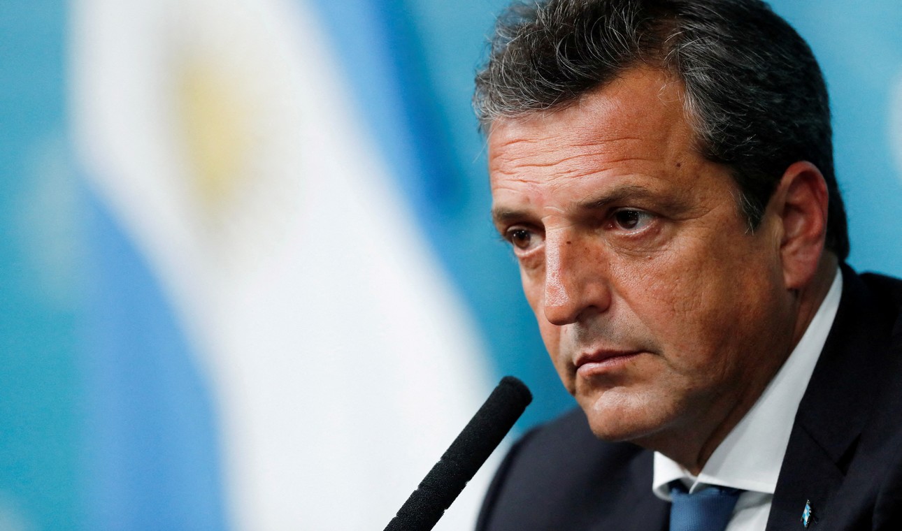 Sergio Massa reunido con dirigentes en una oficina planificando la reorganización de fuerzas políticas