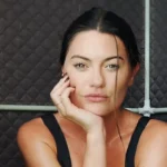 Sofía Jujuy Jiménez muy conmovida llorando de felicidad al tocar la panza de su hermana embarazada