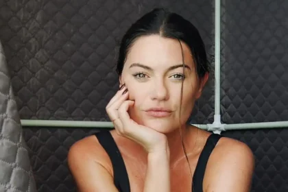 Sofía Jujuy Jiménez muy conmovida llorando de felicidad al tocar la panza de su hermana embarazada