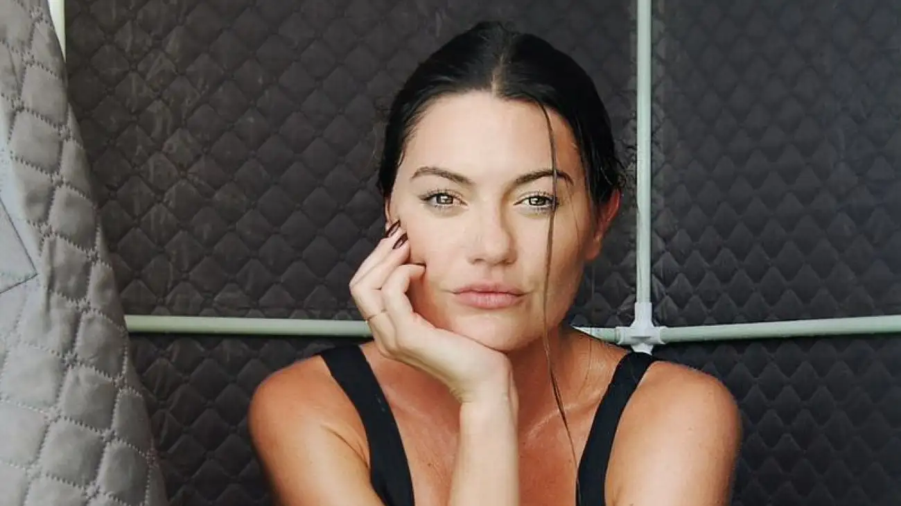 Sofía Jujuy Jiménez muy conmovida llorando de felicidad al tocar la panza de su hermana embarazada