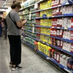 Gráfico comparativo que muestra la desaceleración de la inflación porteña durante febrero en comercios.