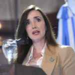 Victoria Villarruel junto a periodistas tras el fallo judicial sobre libertad de expresión.