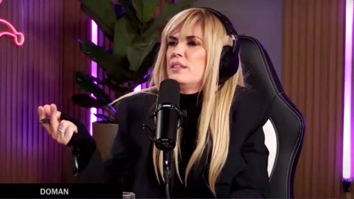 Viviana Canosa luce un nuevo anillo en su programa de streaming mientras explica que es un autorregalo.