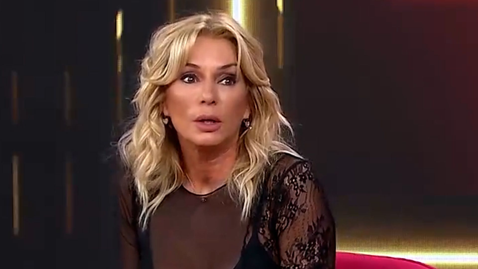 Yanina Latorre frente al micrófono brindando una fuerte respuesta para Graciela Alfano por sus dichos sobre brujería
