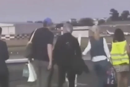 Manuel Adorni cuestionado por vuelo privado de Adorni a Punta del Este