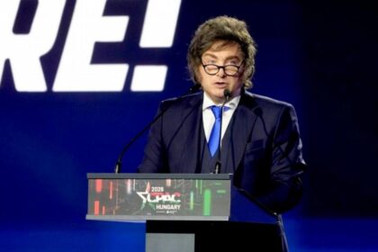 El presidente Javier Milei disertando sobre la transformación del modelo económico en la cumbre CPAC en Hungría