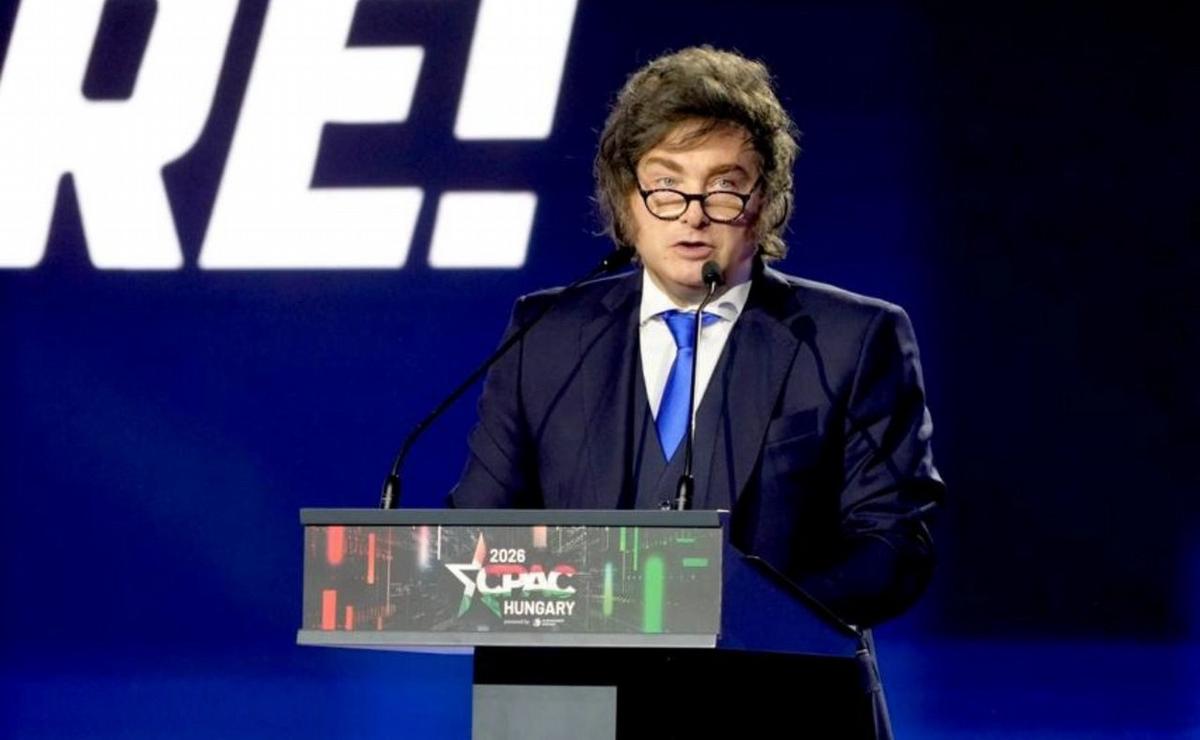 El presidente Javier Milei disertando sobre la transformación del modelo económico en la cumbre CPAC en Hungría