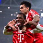 Jugadores del Bayern Múnich celebran una goleada histórica en Champions League ante el Atalanta en Italia.