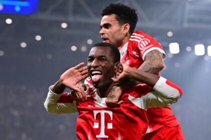 Jugadores del Bayern Múnich celebran una goleada histórica en Champions League ante el Atalanta en Italia.