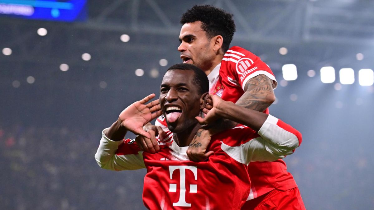 Jugadores del Bayern Múnich celebran una goleada histórica en Champions League ante el Atalanta en Italia.