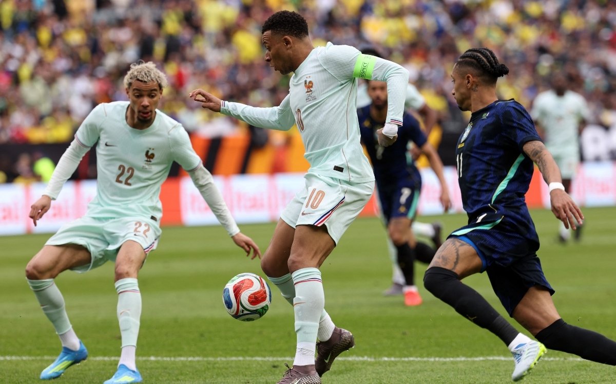 Festejo de Kylian Mbappé tras marcar el primer gol en la victoria de los franceses ante Brasil en Boston