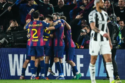 Jugadores celebrando el triunfo del Barcelona en Europa tras golear al Newcastle en Champions