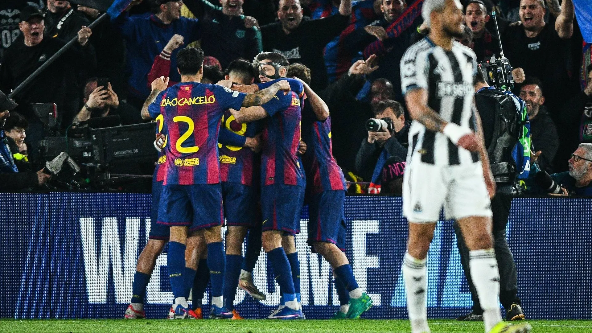 Jugadores celebrando el triunfo del Barcelona en Europa tras golear al Newcastle en Champions