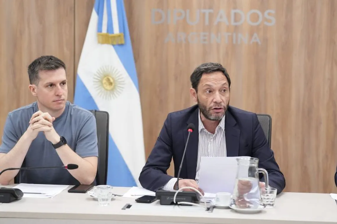 Diputados opositores presentando el informe sobre la trama de corrupción premeditada en el caso Libra.