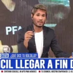 Tomás Dente gesticulando enojado en el estudio de Crónica TV analizando la realidad del videograph y los zócalos económicos.