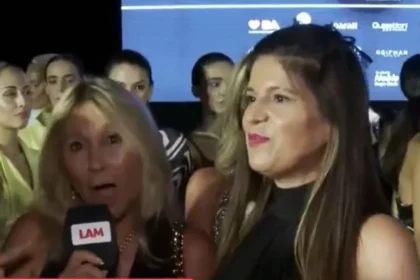 cruce entre abogadas en desfile