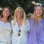 La actriz sonriente durante el festejo de Flor Bertotti rodeada de naturaleza y decoración en tonos verdes.