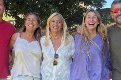 La actriz sonriente durante el festejo de Flor Bertotti rodeada de naturaleza y decoración en tonos verdes.