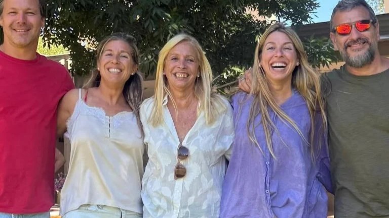 La actriz sonriente durante el festejo de Flor Bertotti rodeada de naturaleza y decoración en tonos verdes.