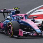 Franco Colapinto en el GP de Japón manejando su monoplaza Alpine en el circuito de Suzuka durante las prácticas libres.