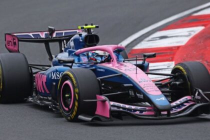 Franco Colapinto en el GP de Japón manejando su monoplaza Alpine en el circuito de Suzuka durante las prácticas libres.