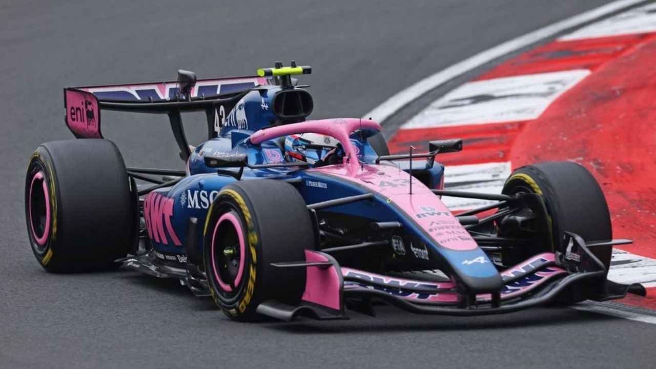 Franco Colapinto en el GP de Japón manejando su monoplaza Alpine en el circuito de Suzuka durante las prácticas libres.