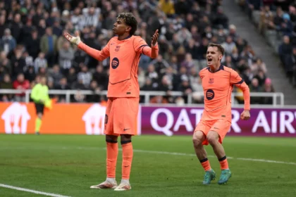 Lamine Yamal festeja el empate agónico del Barcelona frente al Newcastle por la Champions League.