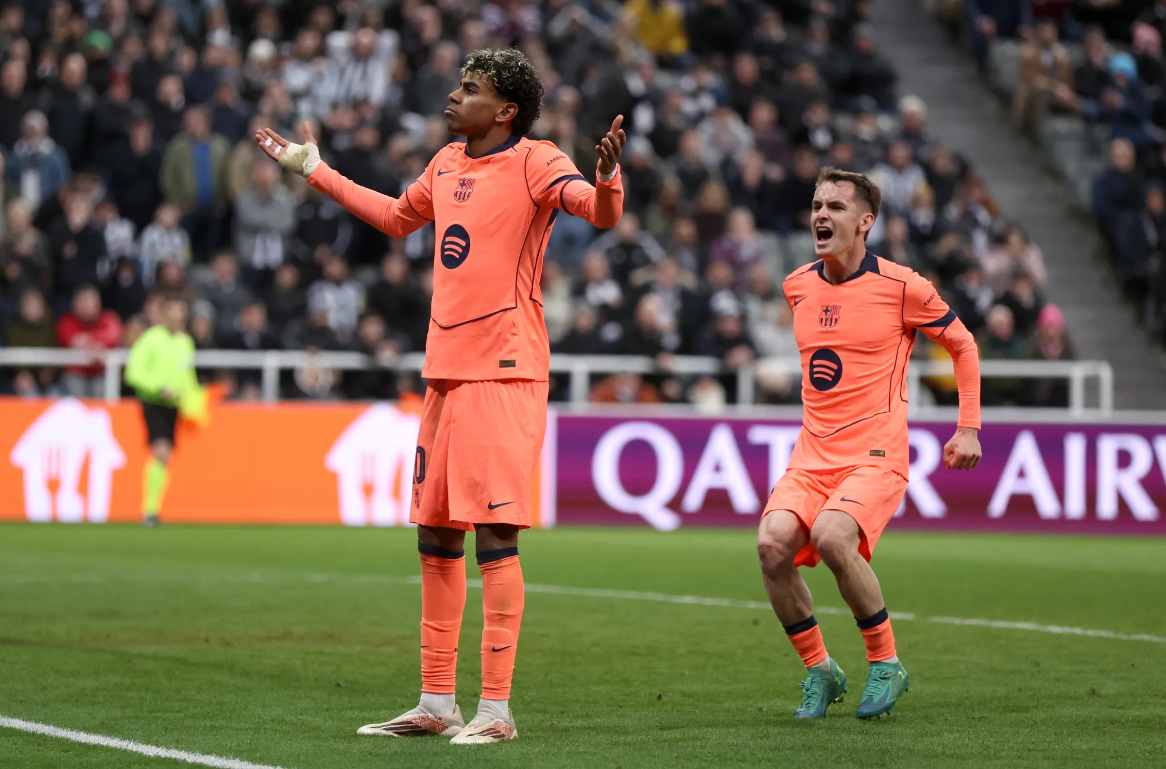 Lamine Yamal festeja el empate agónico del Barcelona frente al Newcastle por la Champions League.