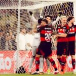 Agustín Rossi celebra tras atajar un penal siendo el especialista desde los doce en la final ante Fluminense.