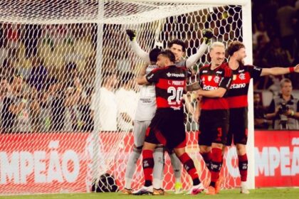 Agustín Rossi celebra tras atajar un penal siendo el especialista desde los doce en la final ante Fluminense.