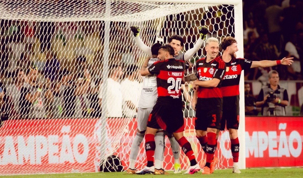 Agustín Rossi celebra tras atajar un penal siendo el especialista desde los doce en la final ante Fluminense.
