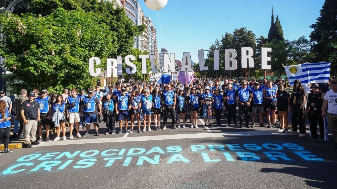 Militantes de La Cámpora durante la marcha por el Día de la Memoria en Buenos Aires.