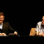 Javier Milei realiza un gesto hacia Santiago Caputo durante el acto en el Palacio de la Libertad