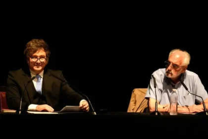 Javier Milei realiza un gesto hacia Santiago Caputo durante el acto en el Palacio de la Libertad