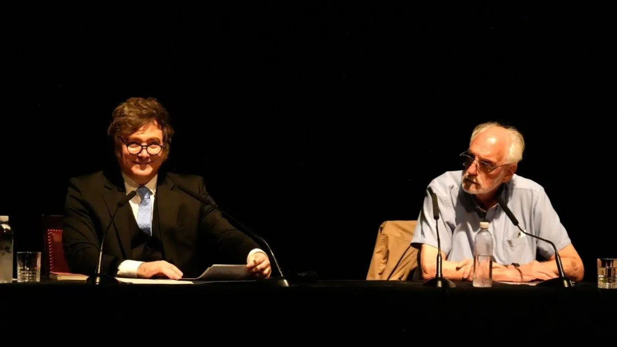 Javier Milei realiza un gesto hacia Santiago Caputo durante el acto en el Palacio de la Libertad