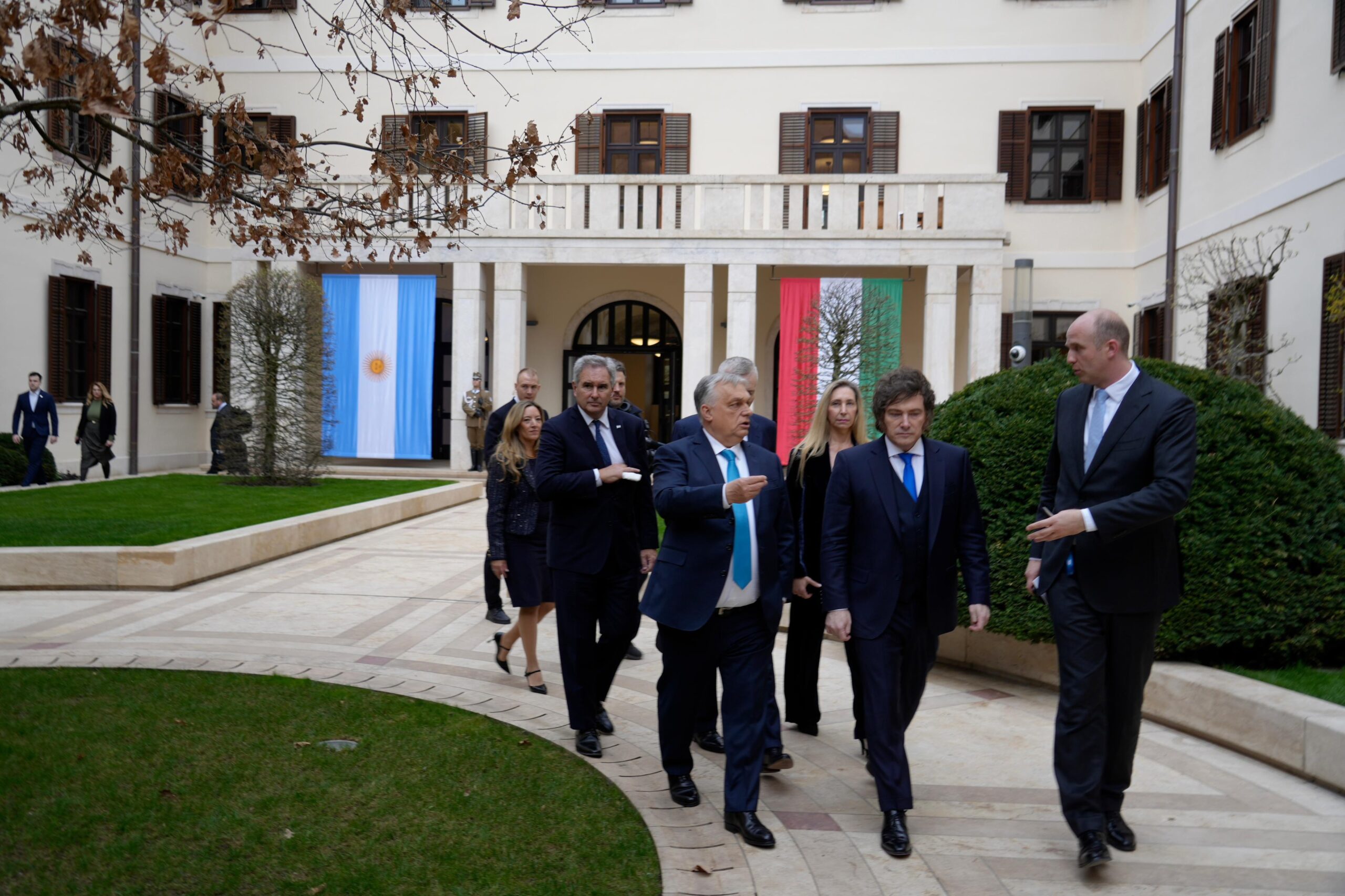 Javier Milei junto a Viktor Orbán durante su histórica visita oficial a Hungría en Budapest