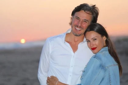 Pampita brindando una entrevista sobre su vínculo con García Moritán y la crianza de su hija Ana.