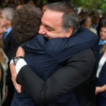 Javier Milei abraza a Manuel Adorni en un fuerte gesto político durante el acto oficial en Retiro