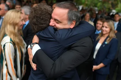 Javier Milei abraza a Manuel Adorni en un fuerte gesto político durante el acto oficial en Retiro