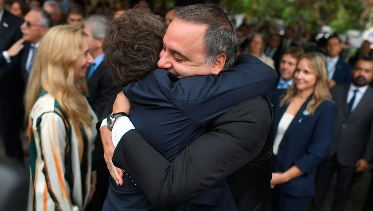 Javier Milei abraza a Manuel Adorni en un fuerte gesto político durante el acto oficial en Retiro