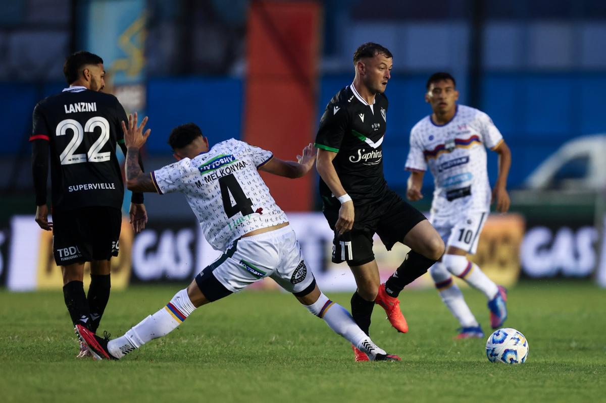 Festejo de gol tras el contundente triunfo de Vélez Sarsfield en el estadio de Arsenal por Copa Argentina.