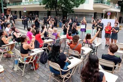 Docentes e investigadores durante la jornada de protesta de AGD-UBA en Plaza de Mayo frente a la Casa Rosada