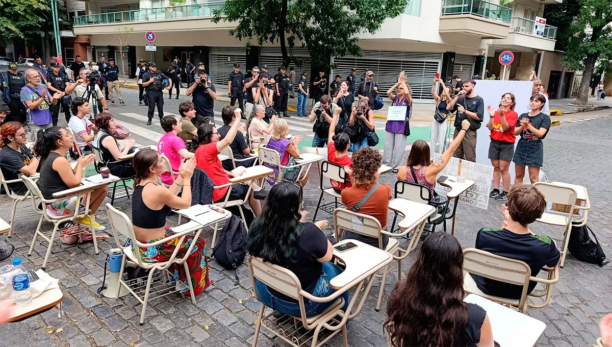 Docentes e investigadores durante la jornada de protesta de AGD-UBA en Plaza de Mayo frente a la Casa Rosada