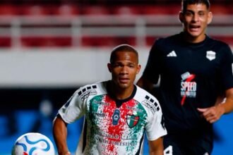 Jugadores celebrando el histórico empate de Riestra en casa ante Palestino por la Copa Sudamericana