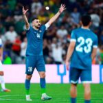 Jugadores bolivianos lamentan la dolorosa derrota ante Irak en el campo de juego tras el pitazo final.