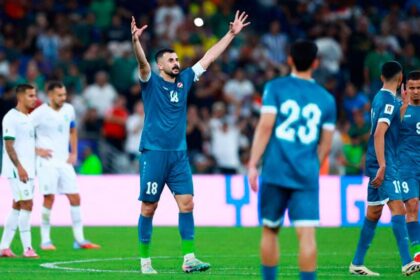 Jugadores bolivianos lamentan la dolorosa derrota ante Irak en el campo de juego tras el pitazo final.