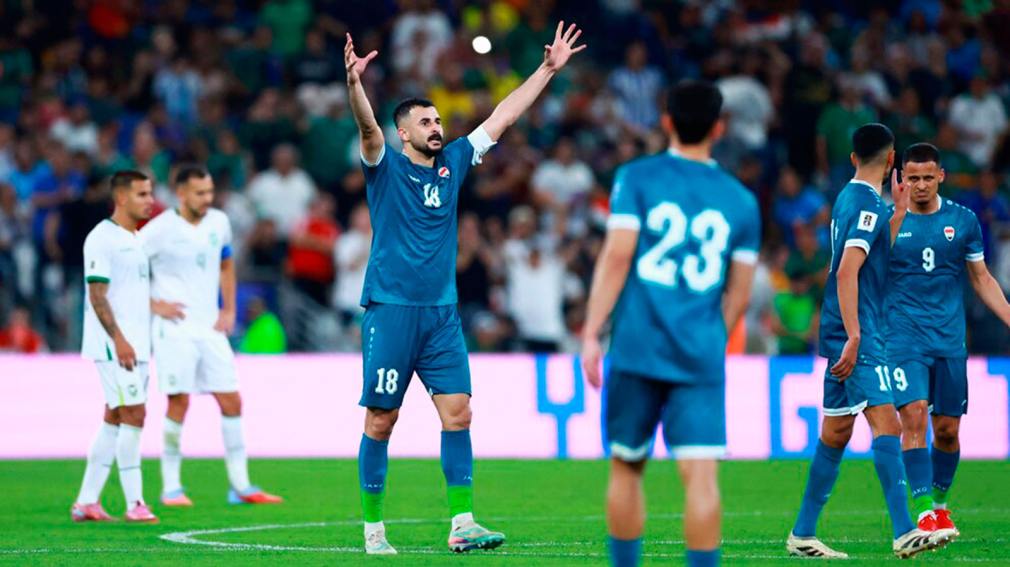 Jugadores bolivianos lamentan la dolorosa derrota ante Irak en el campo de juego tras el pitazo final.