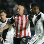 Jugadores disputando el balón durante el empate de Barracas Central frente a Vasco da Gama en la Sudamericana.