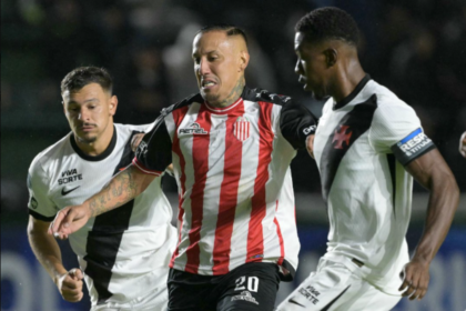 Jugadores disputando el balón durante el empate de Barracas Central frente a Vasco da Gama en la Sudamericana.
