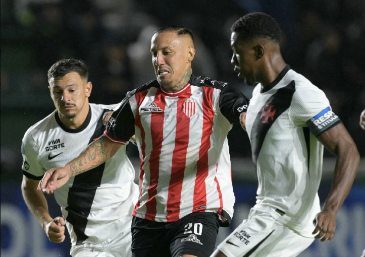 Jugadores disputando el balón durante el empate de Barracas Central frente a Vasco da Gama en la Sudamericana.